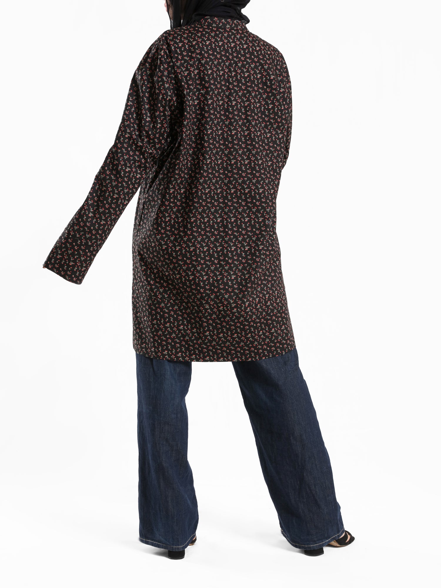 Poplin Floral Top in soft poplin with long sleeves and crisp structure, a versatile piece for understated summer elegance