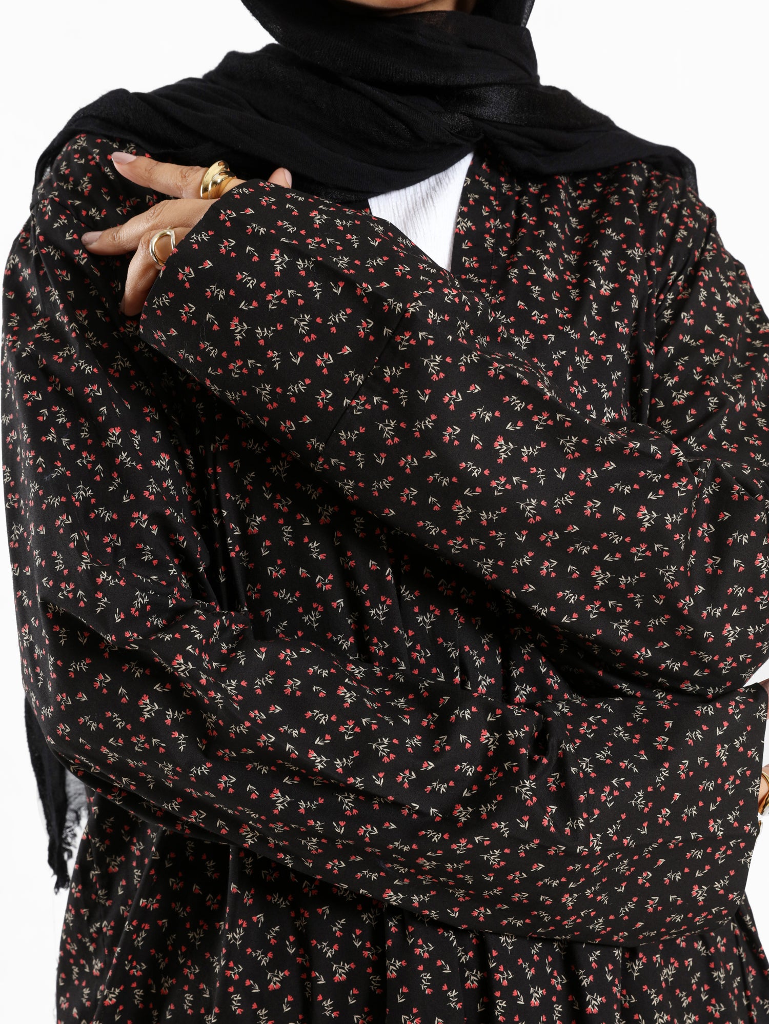 Poplin Floral Top in soft poplin with long sleeves and crisp structure, a versatile piece for understated summer elegance