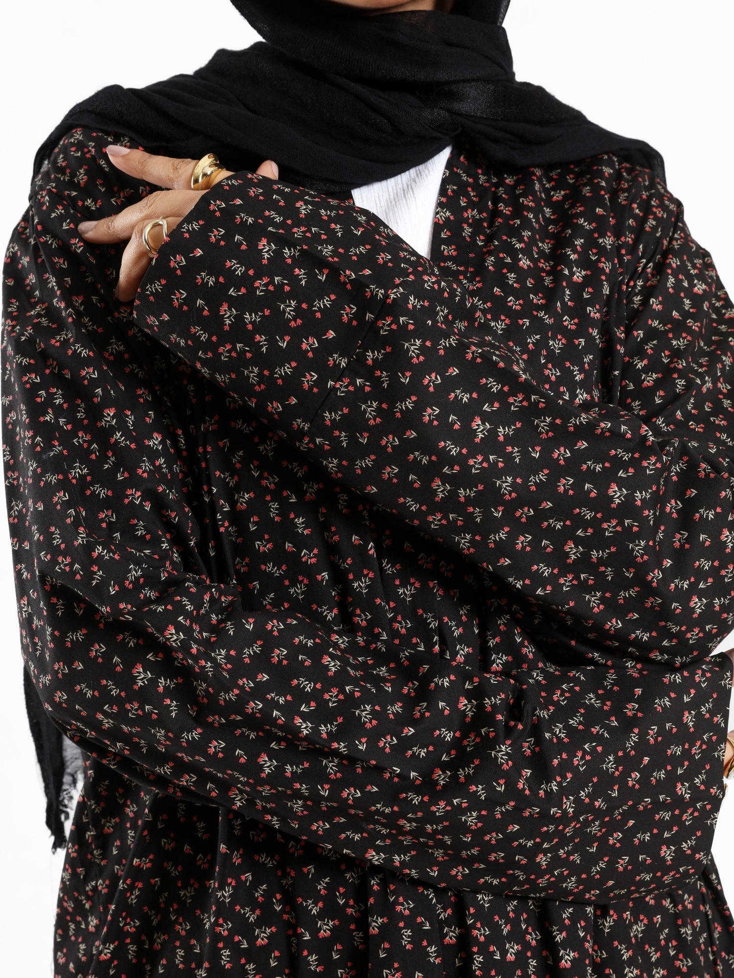 Poplin Floral Top in soft poplin with long sleeves and crisp structure, a versatile piece for understated summer elegance